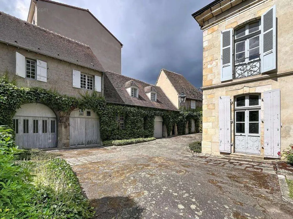 Aed - Historic Townhouse with Courtyard in Montluçon