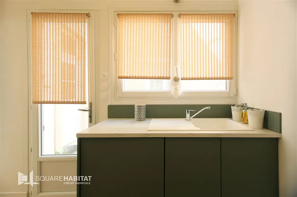 Cuisine - Appartement Rénové avec Hauteurs sous Plafond à Les Sables-d'Olonne