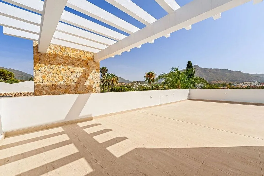 Terrass - Modern Villa with Pool in Nueva Andalucía