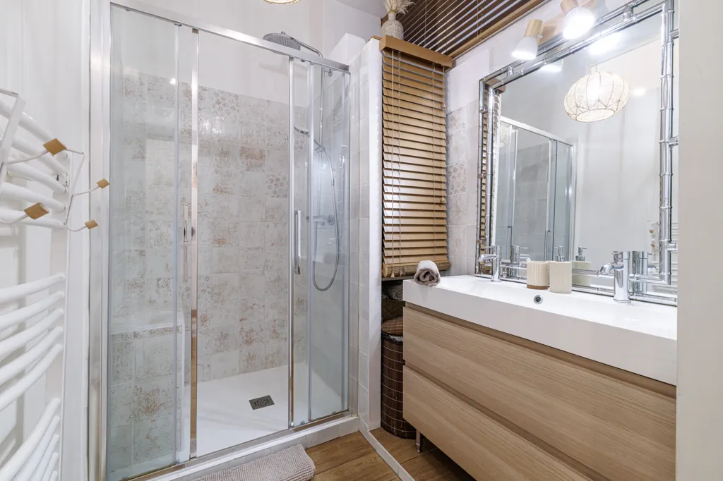 Salles de bain - Appartement bourgeois traversant avec balcons à Nice