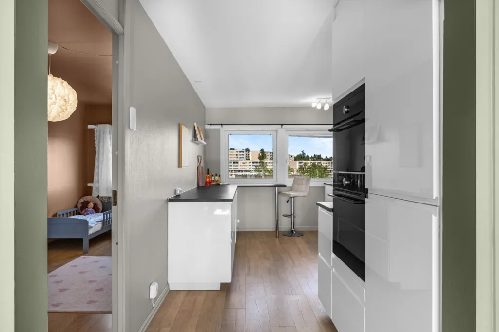 Cucina - Spacious 3-Bedroom Flat with Balconies in Furuset