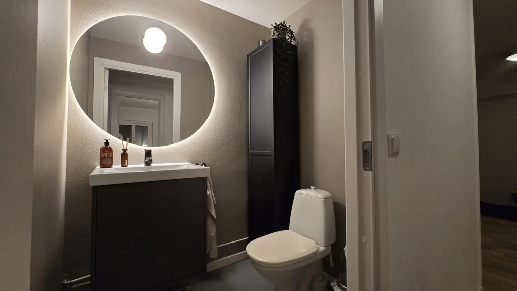 Salles de bain - Apartment with Renovated Kitchen in Central Norr