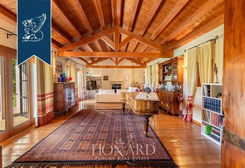 Living Room - Luxury Villa with Private Park in Conegliano