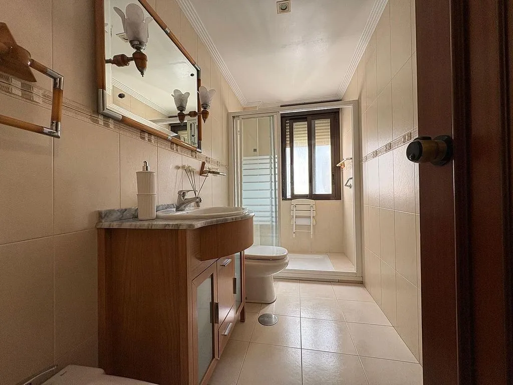 Salles de bain - 3-Bed Apartment with Balcony in Benidorm