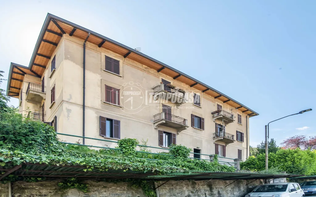 Välivaade - Trilocale with Balconies in Como
