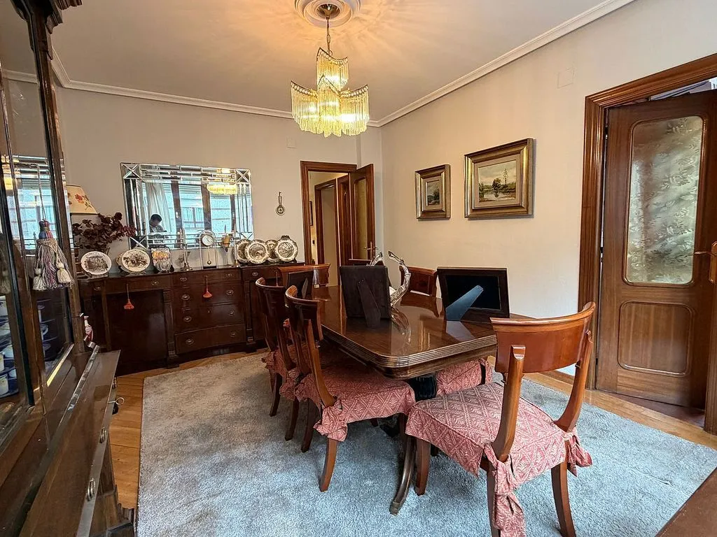 Sala da pranzo - Spacious Apartment with Dual Entrances in Mieres