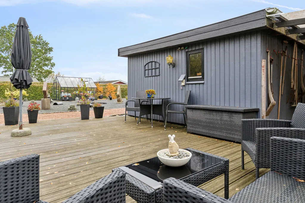 Terrazza - Well-Built Summerhouse with Garden in Skellet