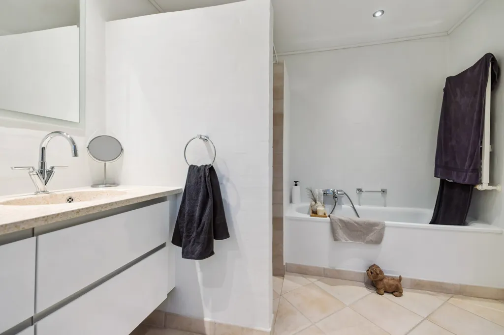 Salles de bain - Brick Villa near Forest in Hjallerup