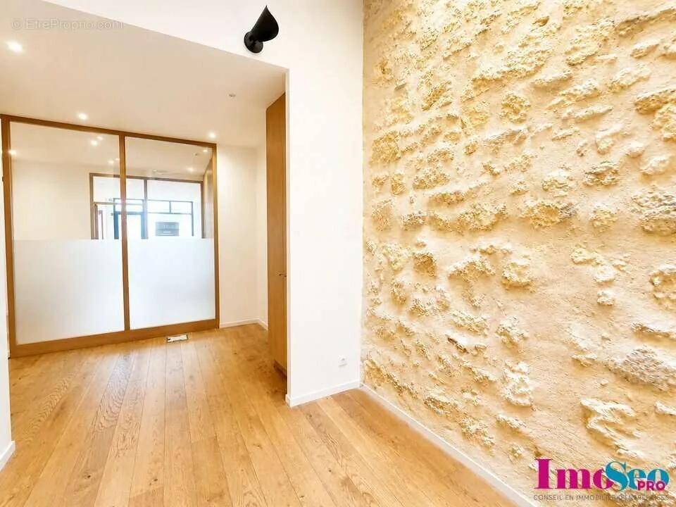 Ingresso - Commercial Property near Bordeaux's Triangle d'Or