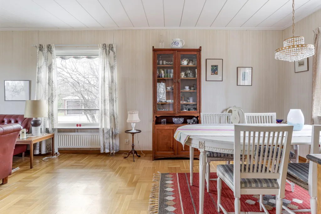 Söögituba - 1960s House with River View in Grisbacka