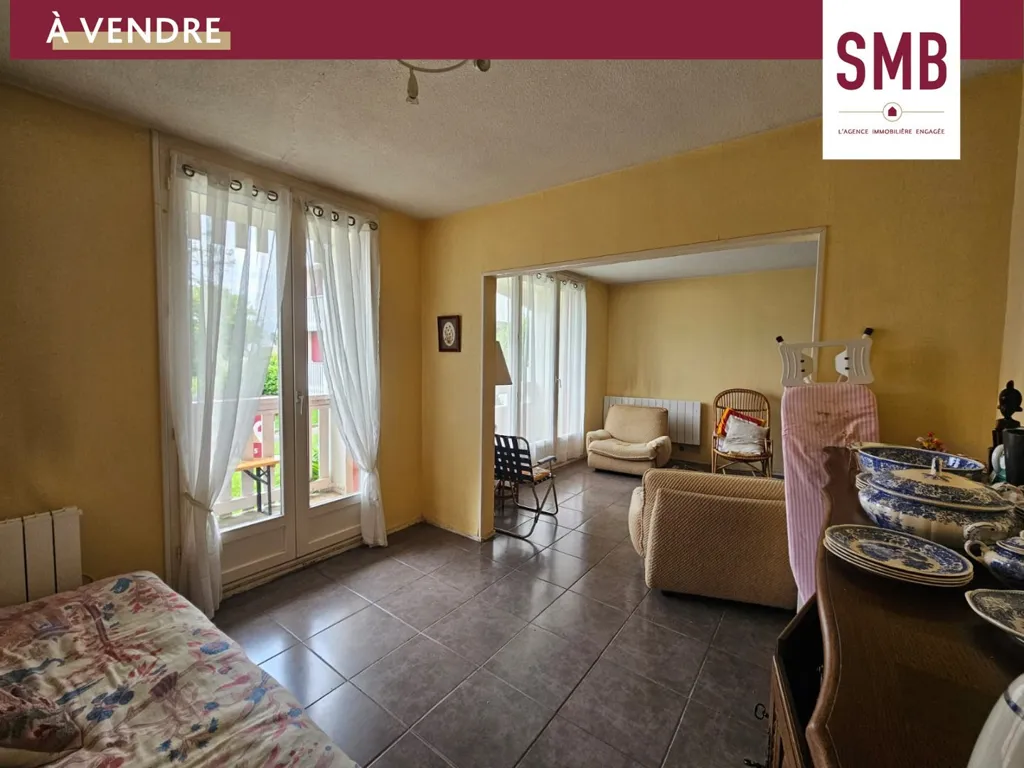 Séjour - Appartement Traversant avec Balcon à Proximité des Commerces