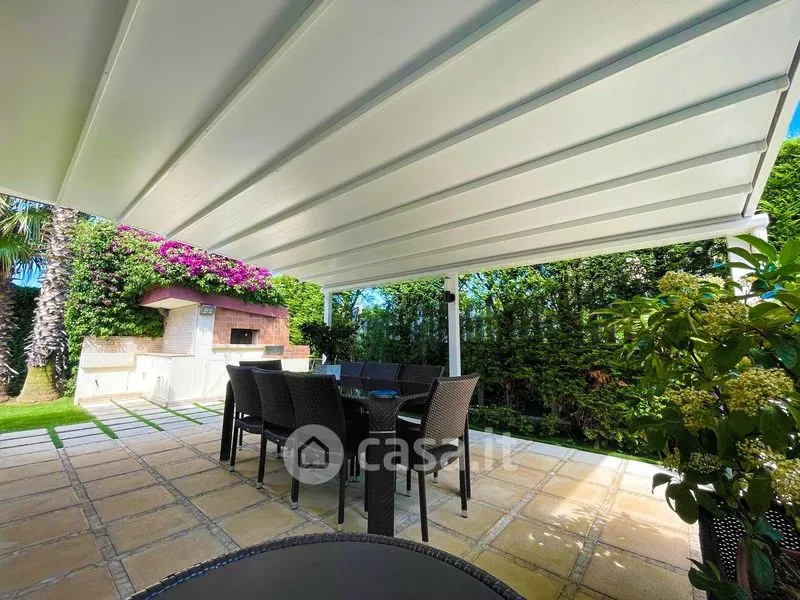 Terrace - Elegant Villa with Garden in Trani