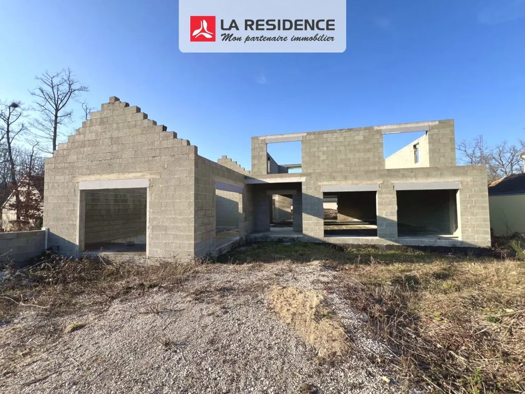 Extérieur - Maison en Construction avec Piscine à Cellettes