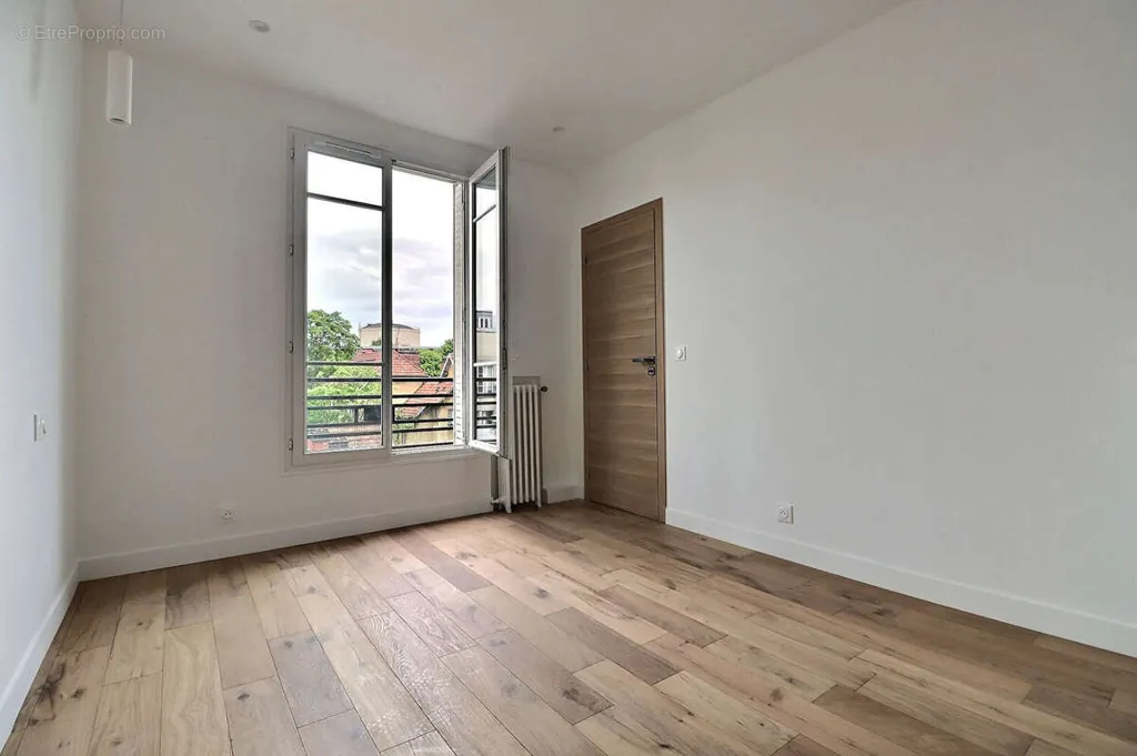 Pièces - Appartement Rénové aux Lilas, Proche Métro