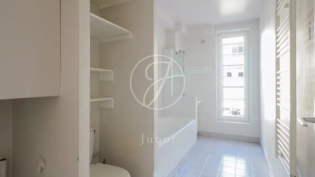 Bathrooms - 4-Piece Apartment with Courtyard View in Paris 75011