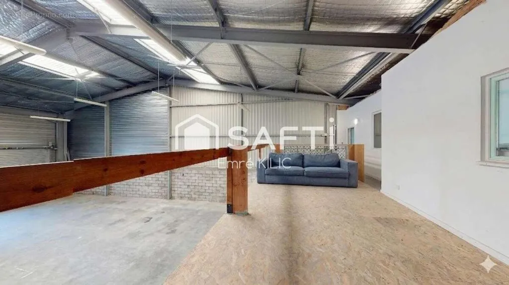 Rooms - Commercial Space with Parking in Saint-Jean-d'Illac