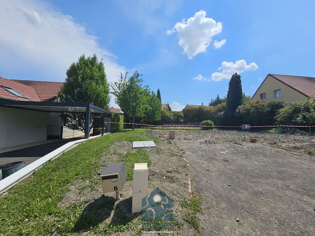 Aed - Constructible Plot with Pool in Pérignat-les-Sarlièves