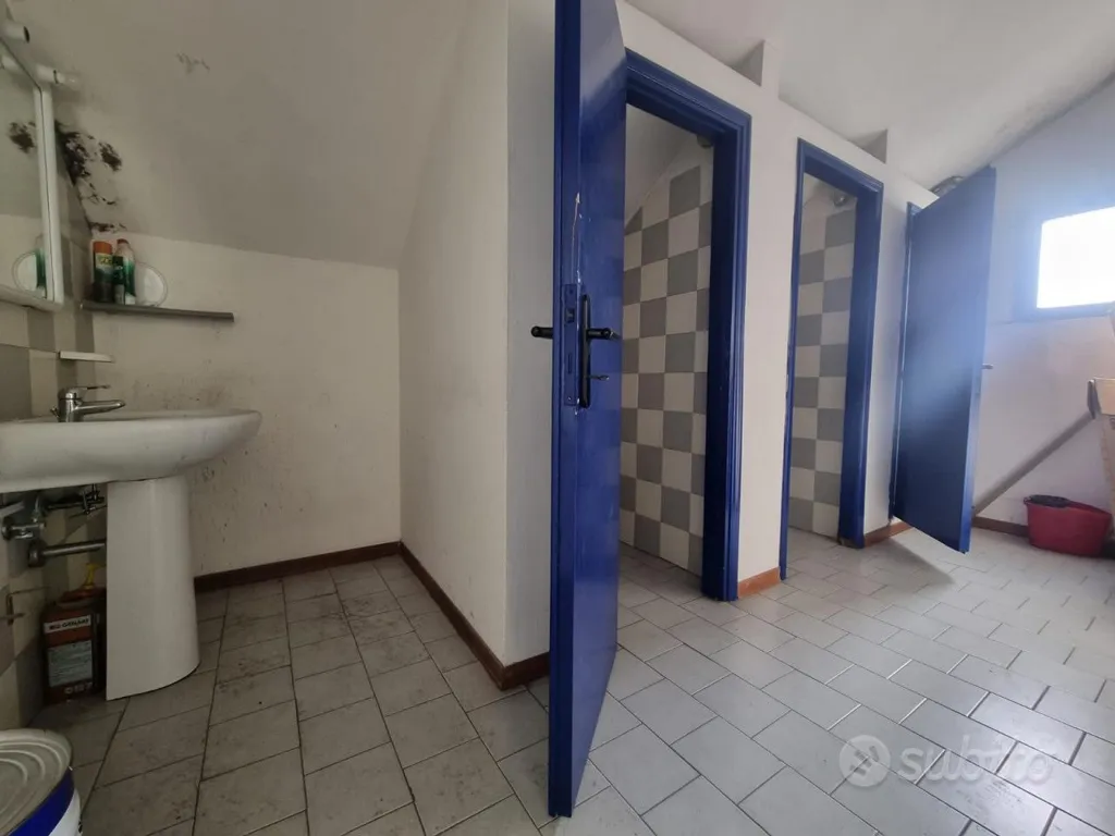 Salles de bain - Industrial Warehouse with Parking in Pistoia