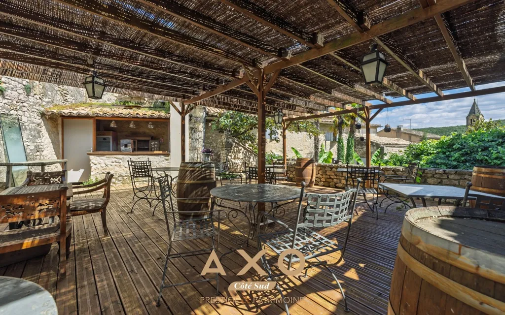 Terrasse - Ensemble Immobilier d'Hébergement avec Piscine à Collias