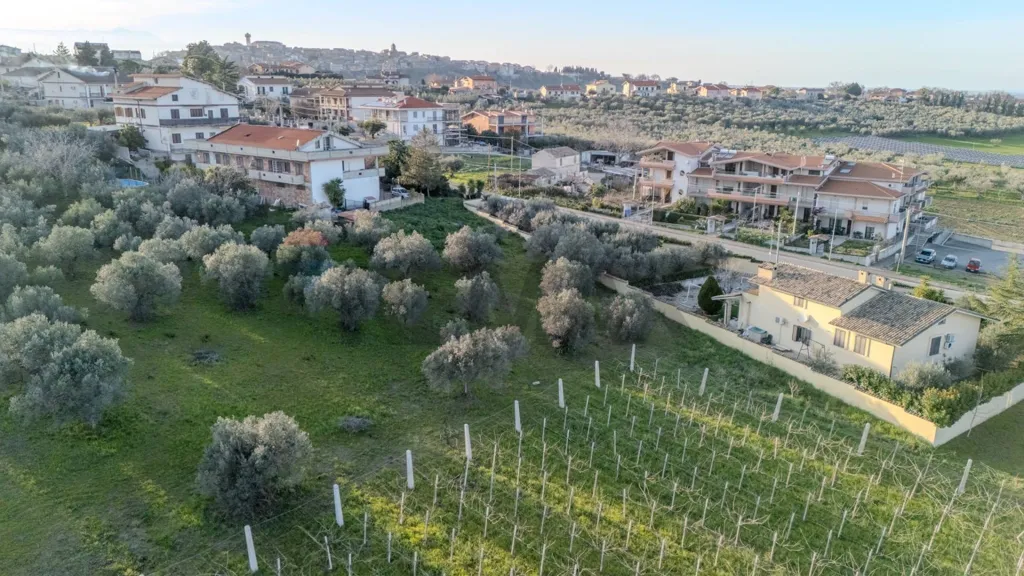Vue aérienne - Buildable Plot with Access in Monteodorisio