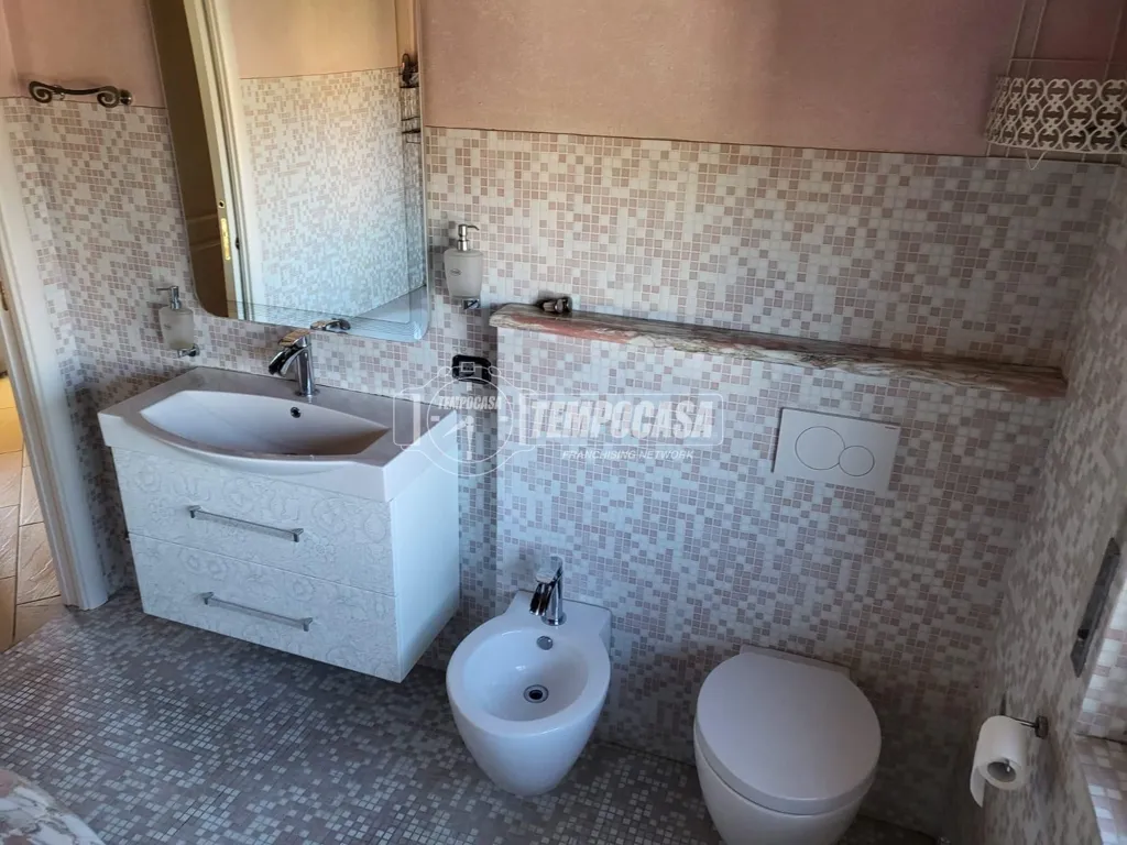Vannitoad - Three-Bedroom Apartment with Private Parking in Malnate