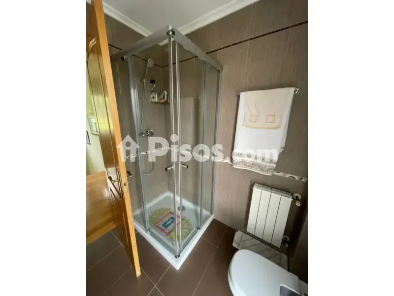 Bathrooms - Chalet with Large Garden in Barcena de Cicero