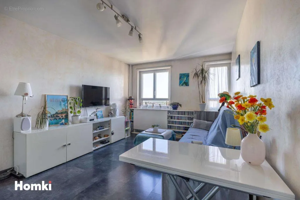 Soggiorno - Bright 2-Bed Flat with Paris View in 19th Arrondissement