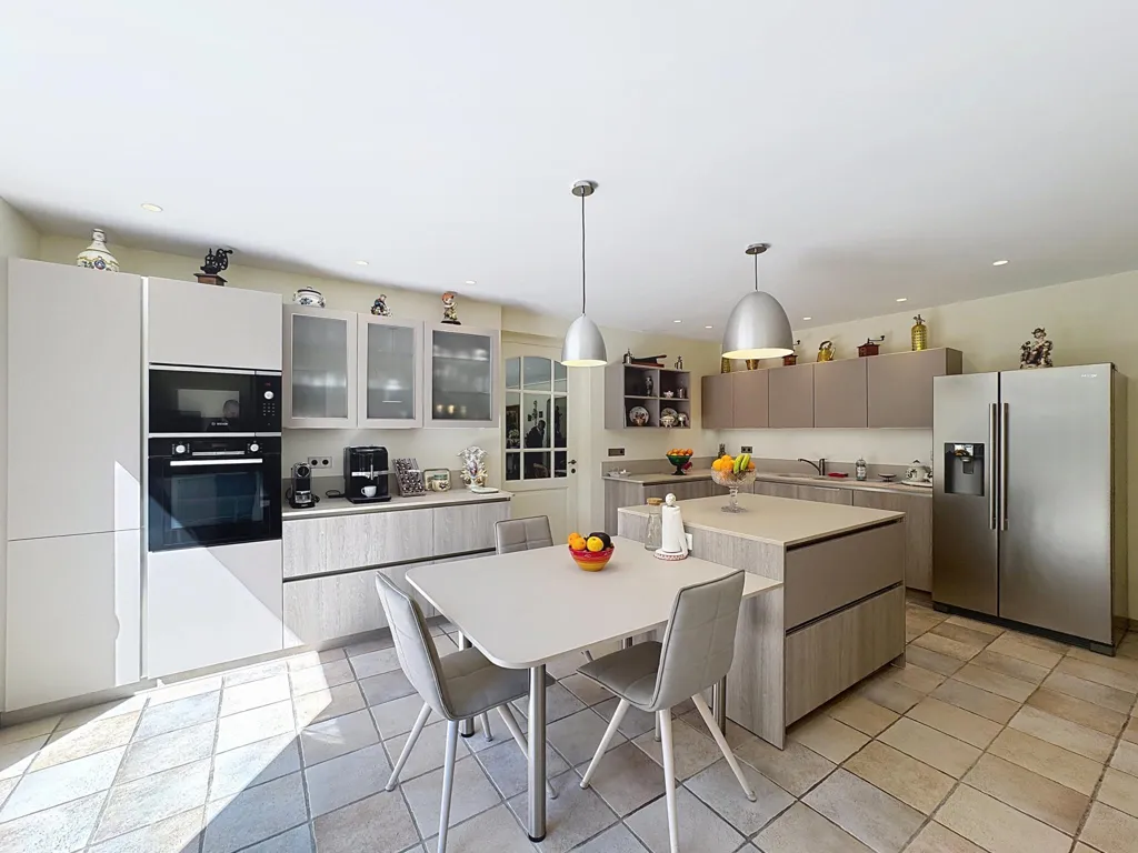 Cuisine - Villa Récemment Construite avec Piscine à Mougins