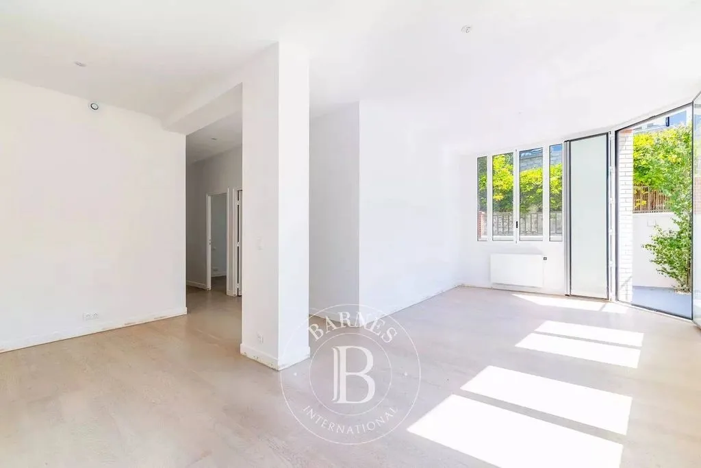 Living Room - Luxury Duplex with Garden in Paris