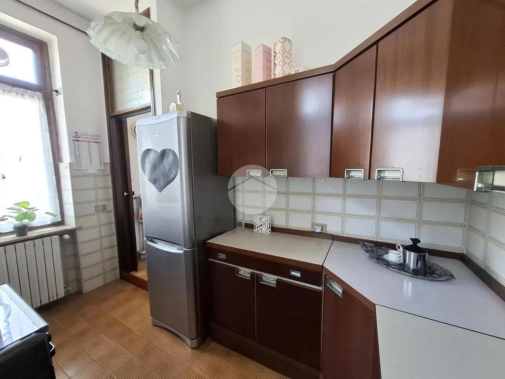 Cucina - Appartamento con balcone in centro a Voghera