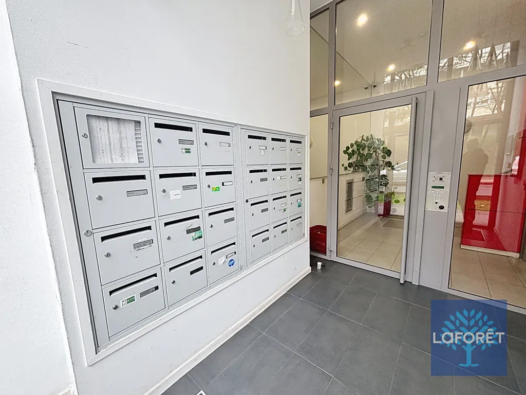 Esik - Modernised 3-Bed Flat with Balcony in Cergy