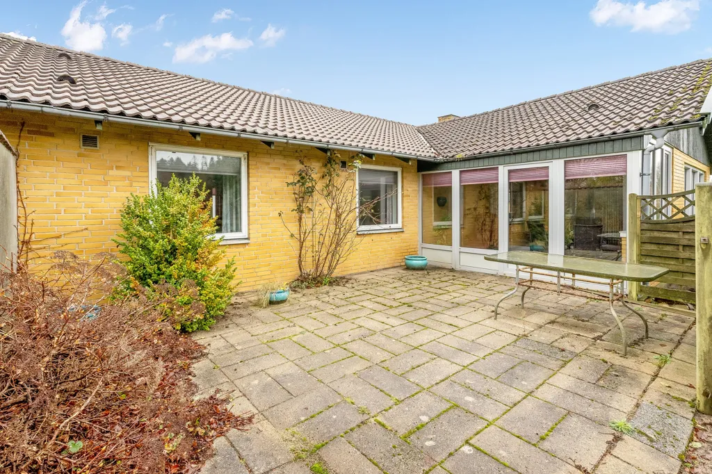 Terrass - 1970s Villa with South-Facing Garden in Sørvad