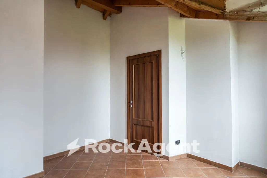 Rooms - First Floor Flat with Balcony in Camolino