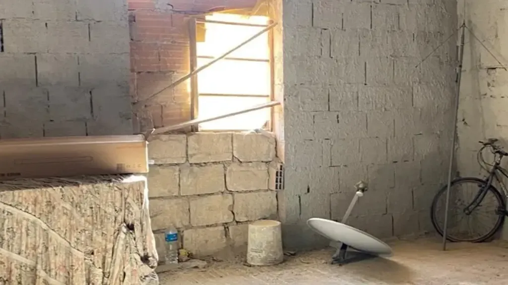 Toad - Under Construction House with Terrace in Avola