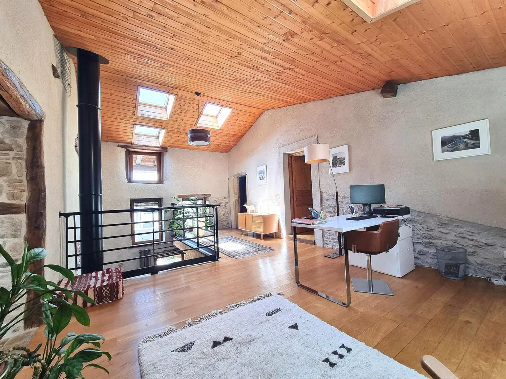 Séjour - Maison Ancienne Rénovée avec Jardin à Saint-Genis-Les-Ollières