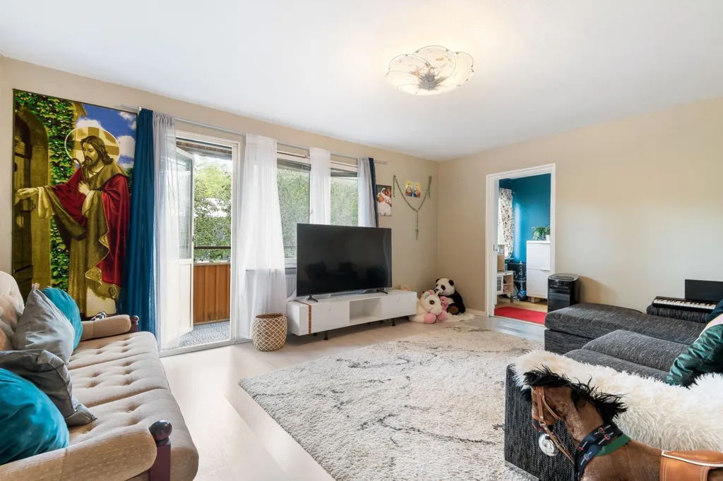 Séjour - 3-Room Apartment with Balcony in Akalla