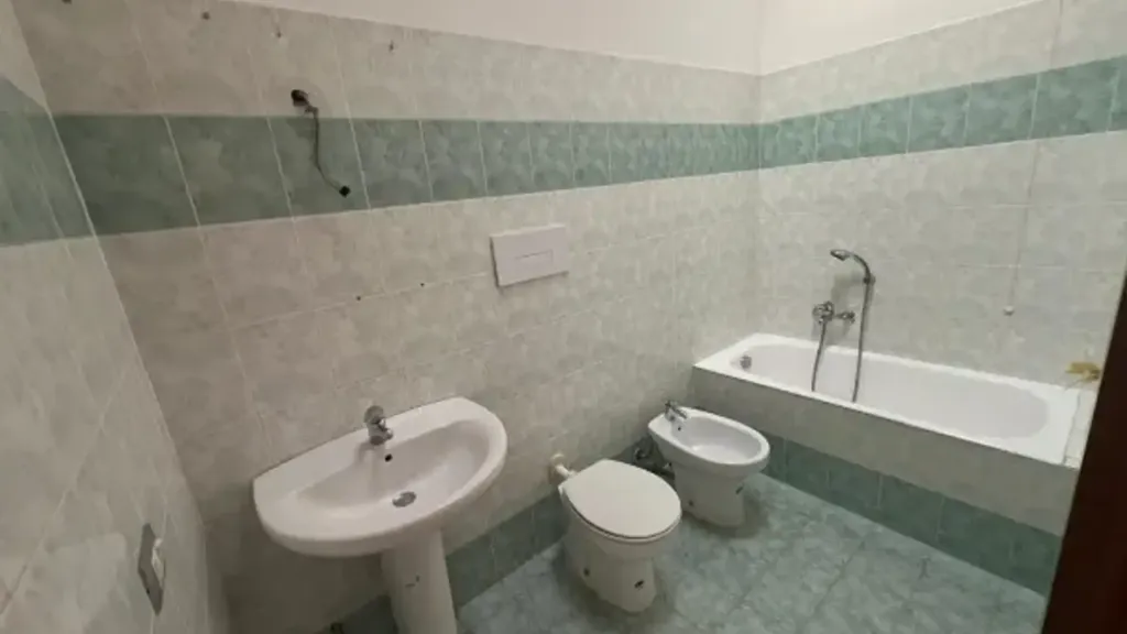 Salles de bain - Penthouse with Balcony in Romano di Lombardia