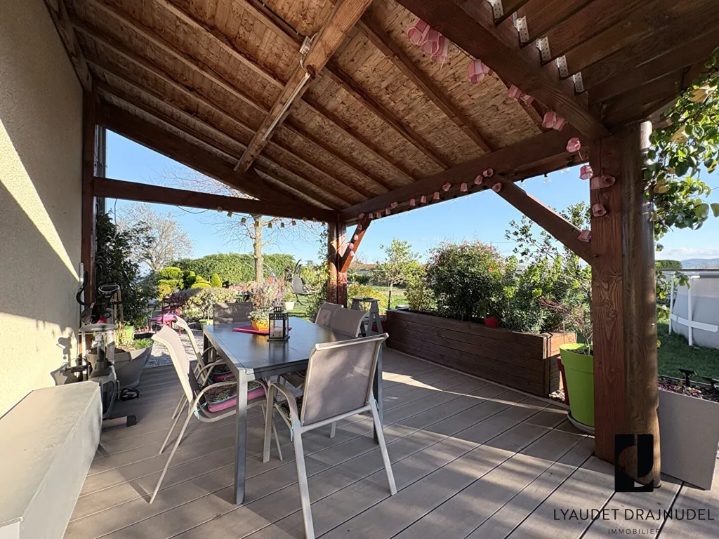 Terrasse - Maison avec Jardin Paysagé et Piscine à Renaison