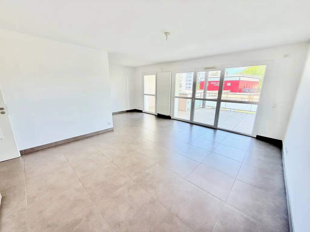 Séjour - Appartement T3 avec Balcon et Garage à Ferney-Voltaire