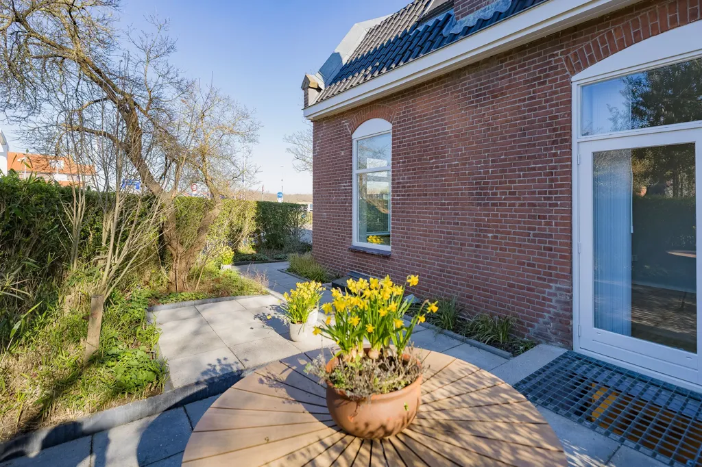 Terrasse - Sustainable Dijkwoning with Sluice View in Spaarndam