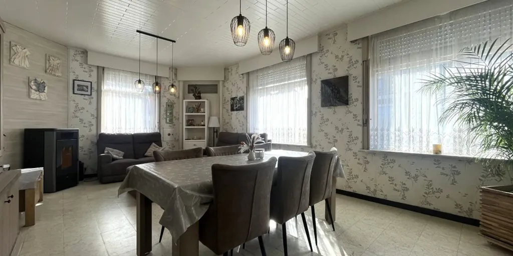 Salle à manger - Vaste Hoekwoning avec Terrasse et Jardin à Passendale