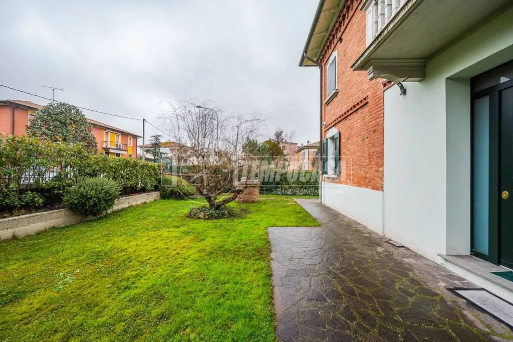 Aed - Rustic Villa with Garden in Minerbio