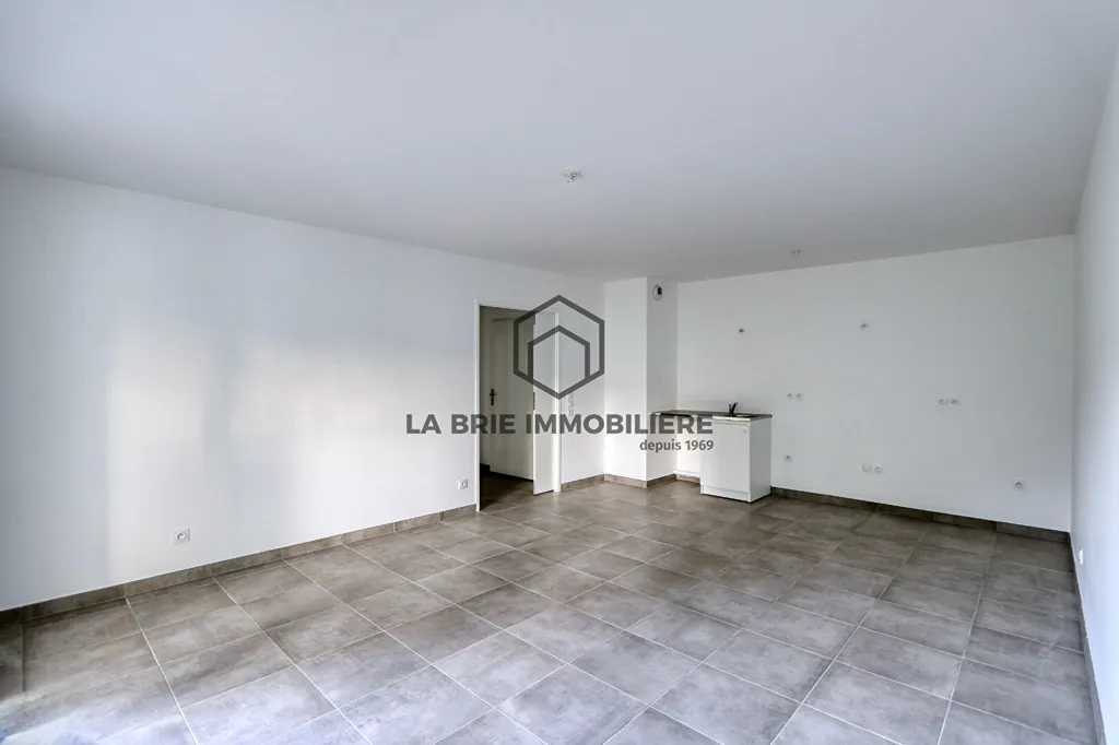 Elutuba - Contemporary Flat with Balcony in Pontault-Combault