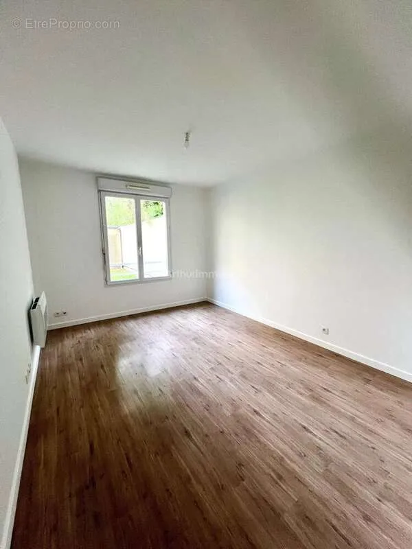 3-Bed Apartment with Terrace in Corbeil-Essonnes