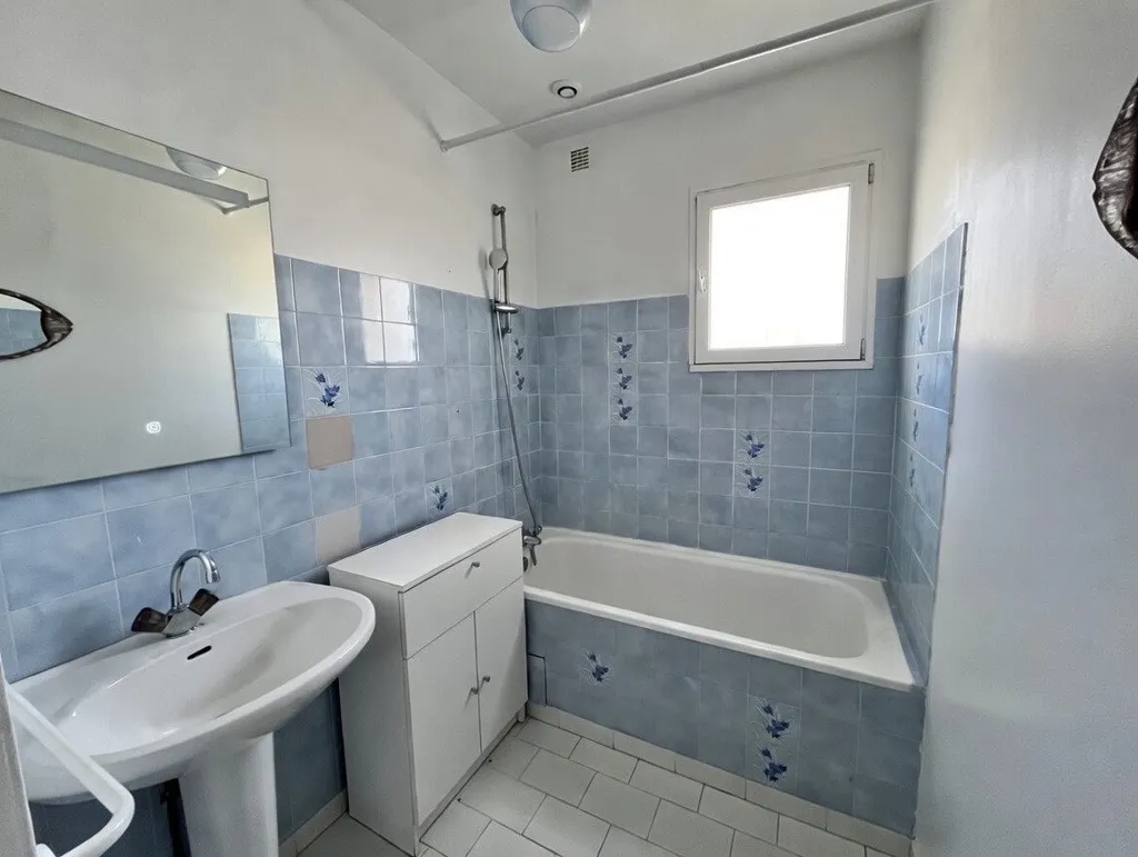 Bathrooms - Charming Flat-Plan House with Garden in La Couarde-sur-Mer