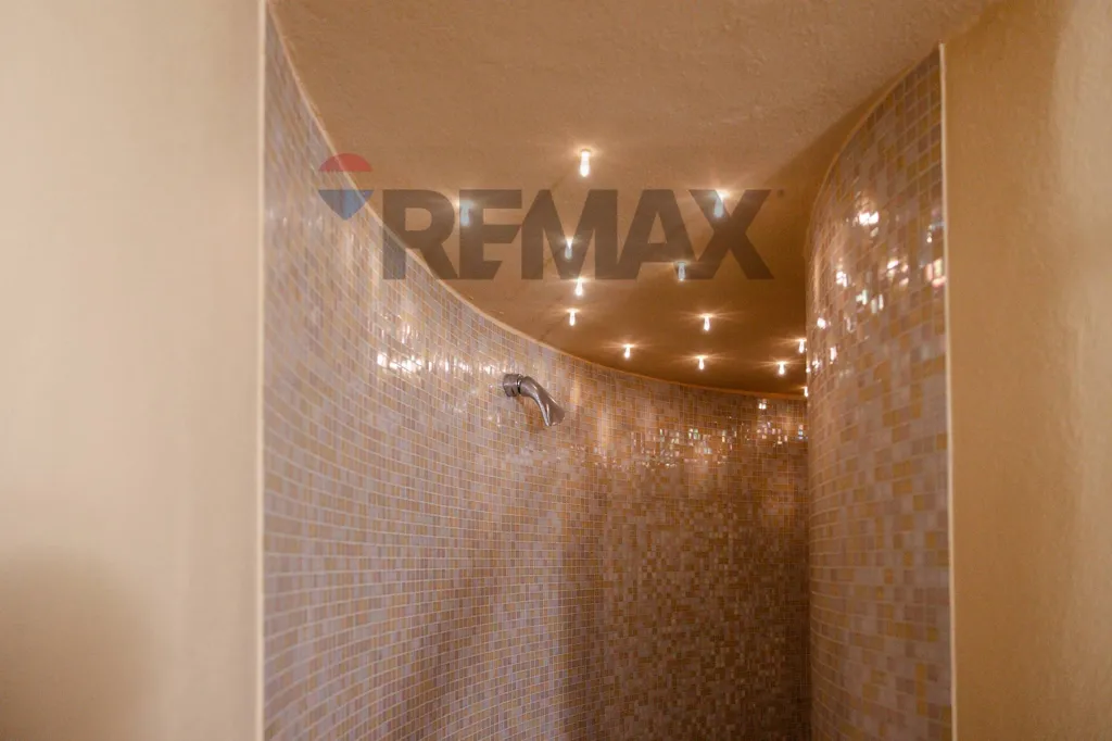 Salles de bain - Commercial Space with Parking in Concorezzo