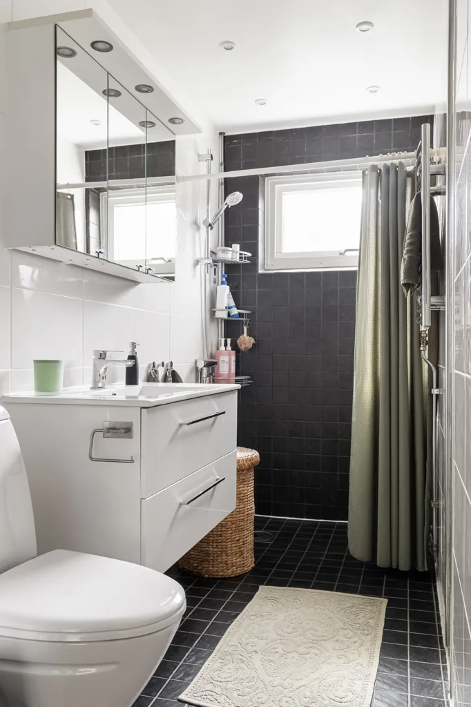 Bathrooms - Bright Apartment with Balcony in Enerbacken, Mölndal