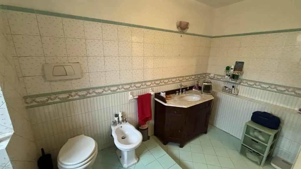Salles de bain - Rustic Ground Floor Apartment with Private Garden in San Severino Marche