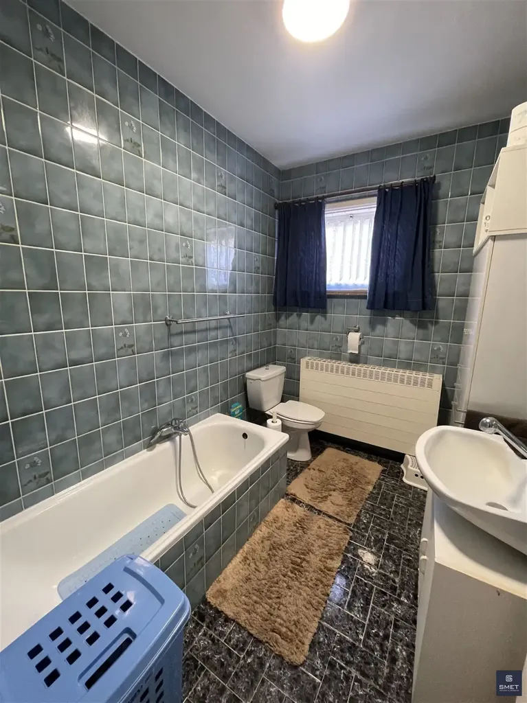 Salles de bain - Maison avec garage et jardin près du bois