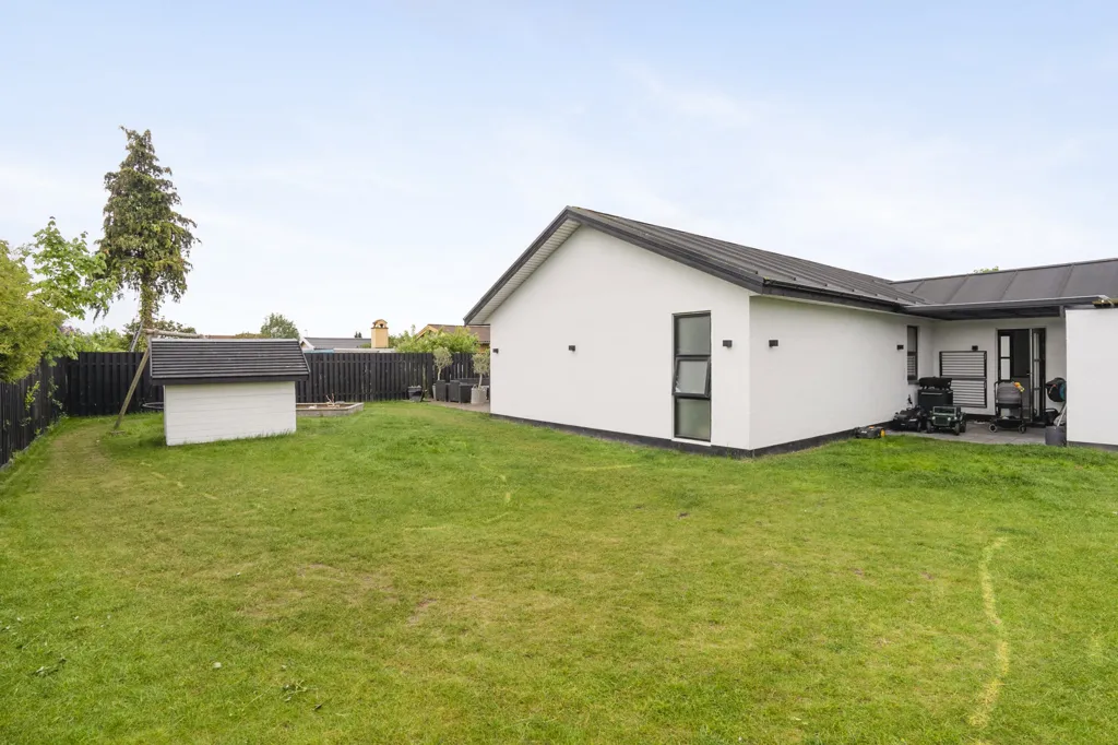 Garden - Modern Villa with Large Terrace in Bullerup